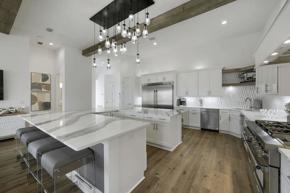 7 Bedroom Serentiy Sands Cottage with Heated Pool and Spa