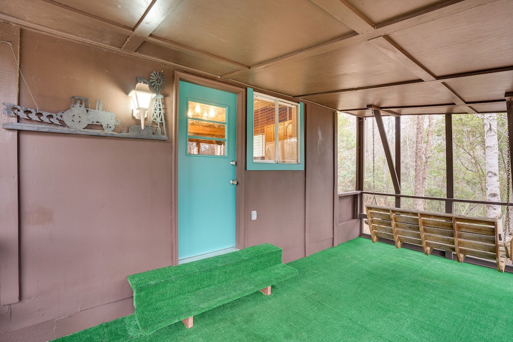Peaceful Warne Cabin: Fenced Yard & Screened Porch view 3