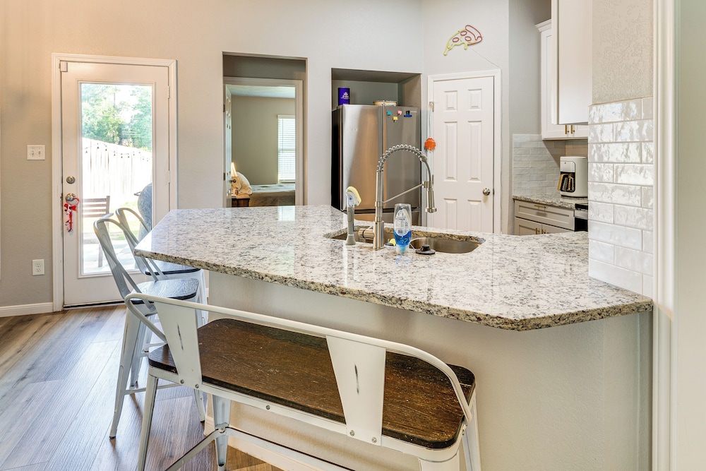9 Mi to College Station: Dog-friendly Home w/ Yard