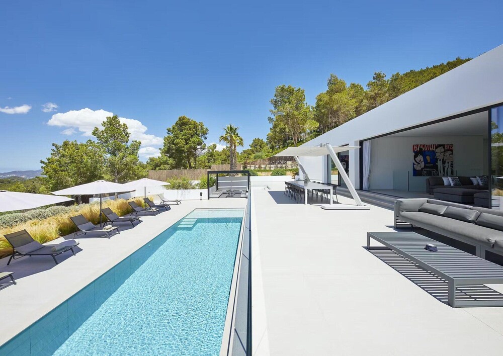 Sleek Villa With Nice Terrace