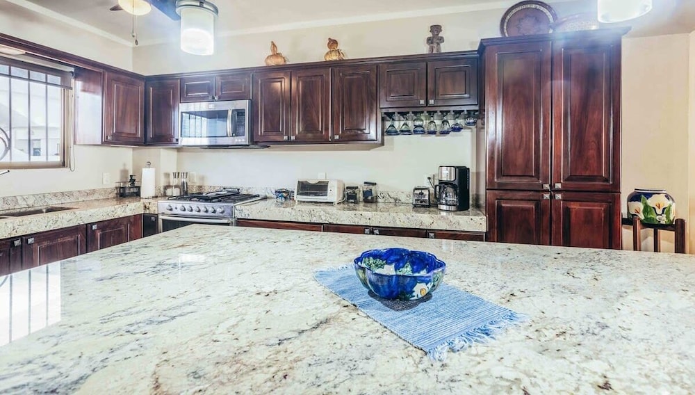 Ocean View 2Br Condo-balcony-beach-pool - 805