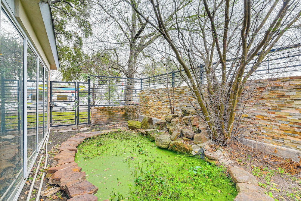 12 Mi to Dtwn Houston: Peaceful Home w/ Yard!
