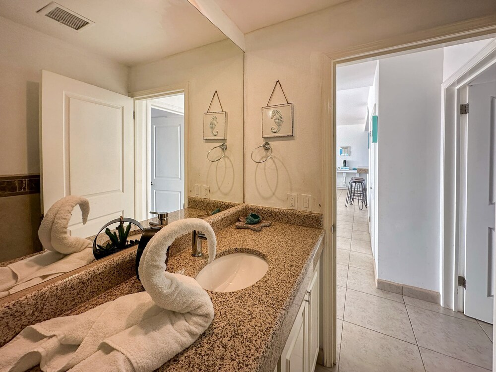 Admire Sea View From a Stunning Condo