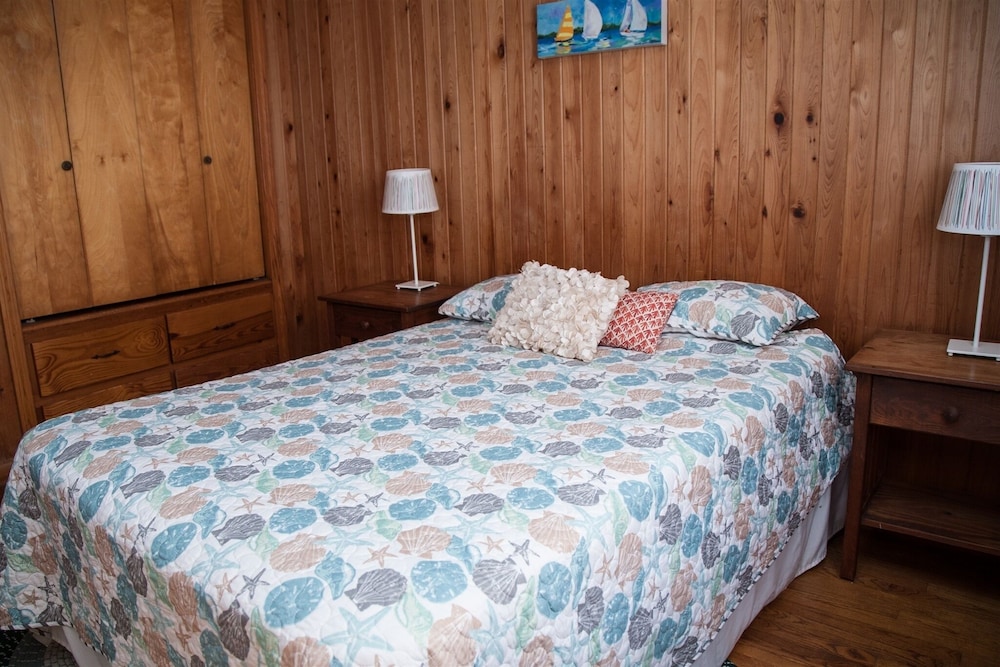 Time / Tide 4 Bedroom Cottage by RedAwning