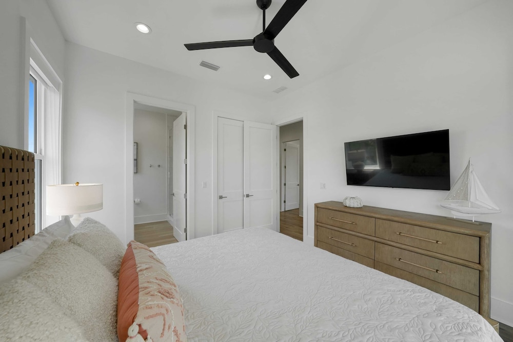 Sleeps 39 2 Luxe Homes w/ Free Golf Cart, Private Pool+spa 3 Blocks to Beach