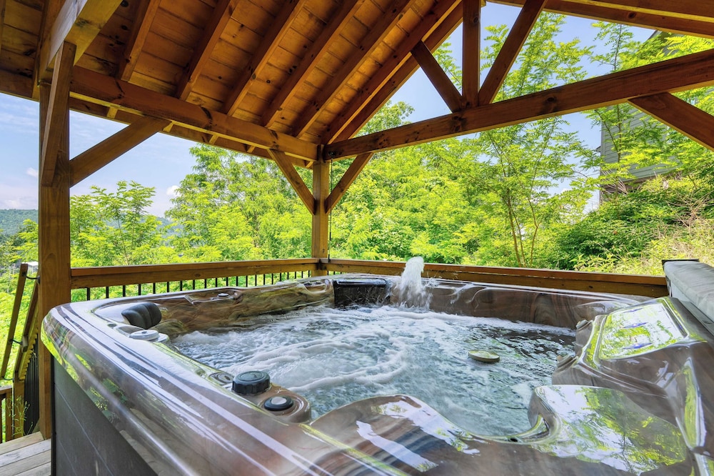 Evergreen Echo by Avantstay Cabin w/ Mountain Views, Theater, Game Room, and Hot Tub