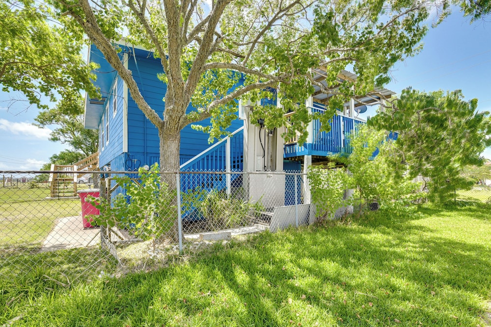 2 Mi to Public Beach: Pet-friendly Freeport Home!