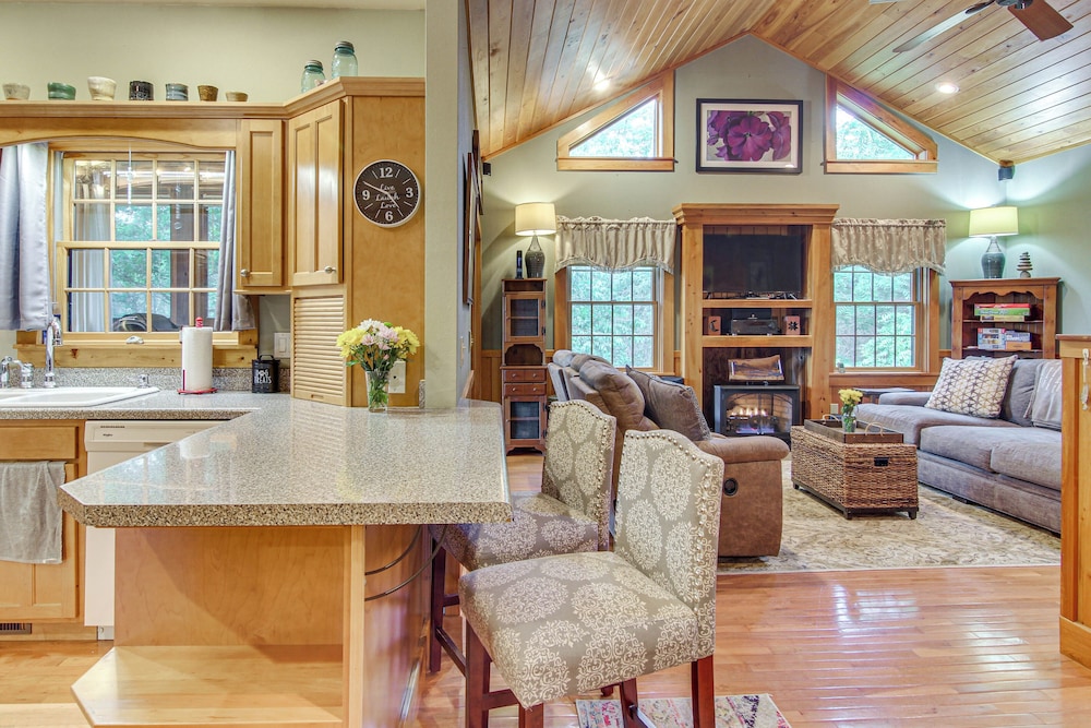 Wraparound Porch w/ Views: Blue Ridge Mtn Gem!