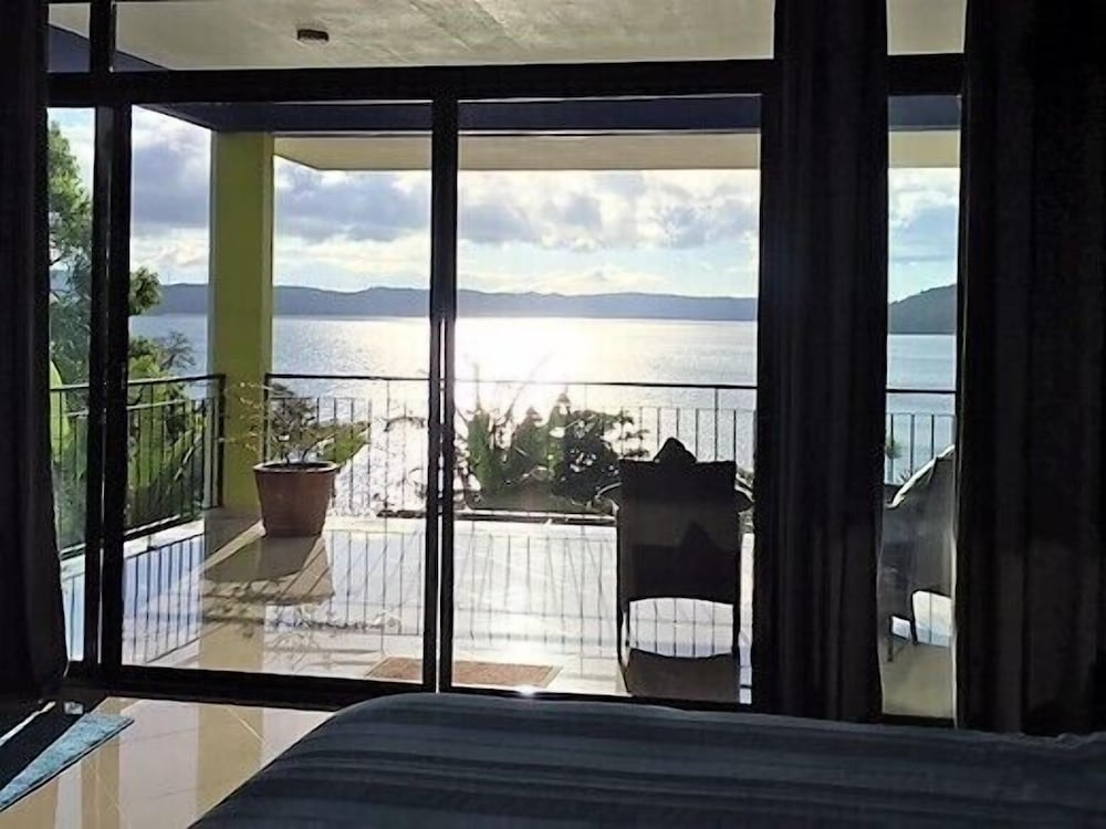 BlueBay Bugenvil Lake Lodge