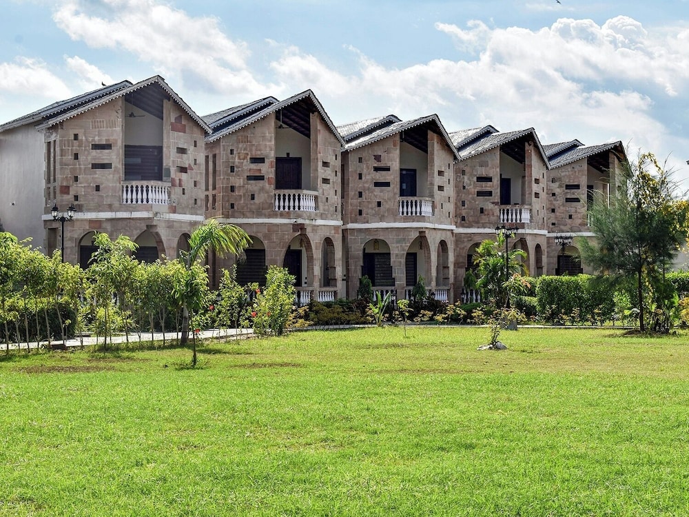 Amaris Greens Resort