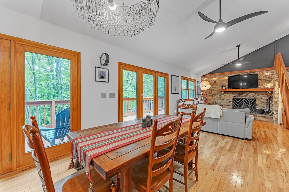 Modern Mountain Retreat Near Dolly Sods & Skiing 3 Bedroom Home
