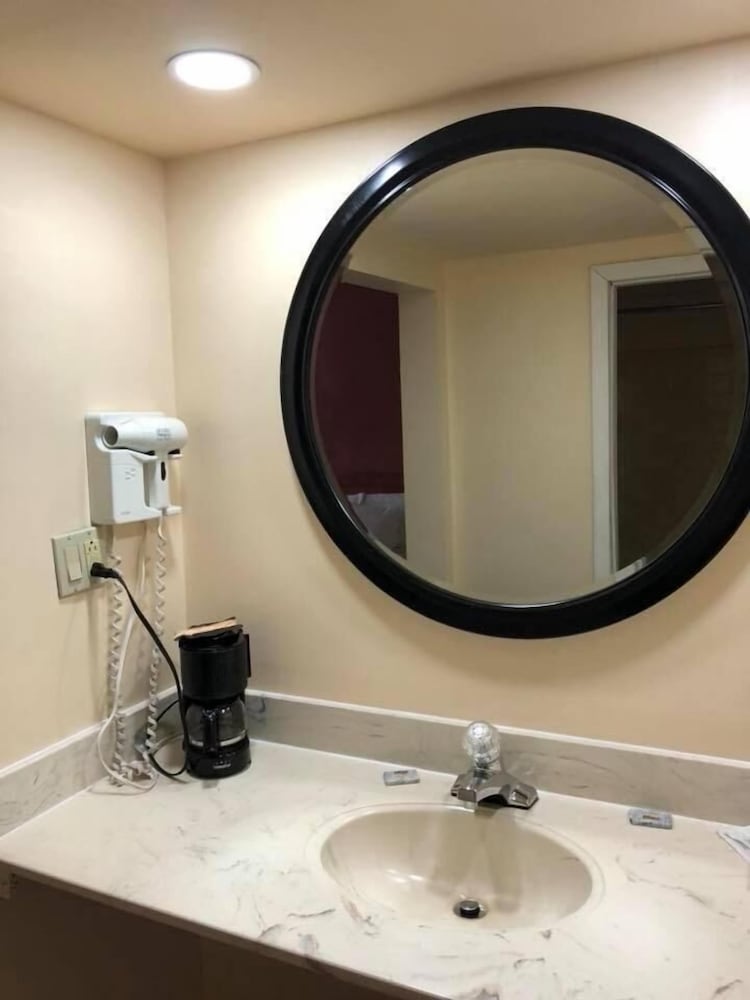 Scottish Inn & Suites