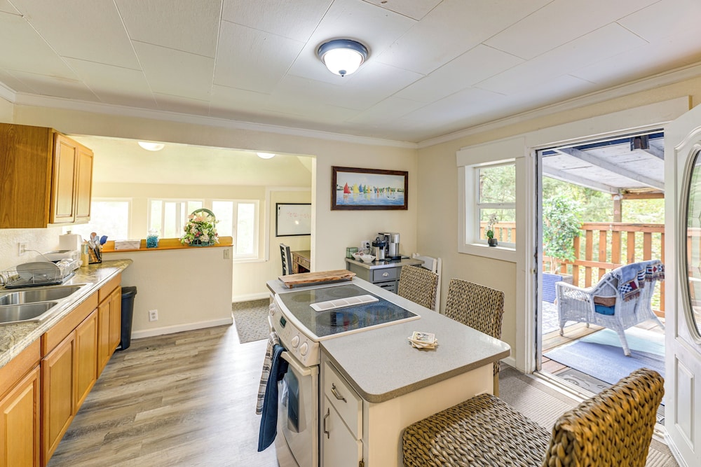 10 Mi to South Beach & Newport: Home w/ Deck!
