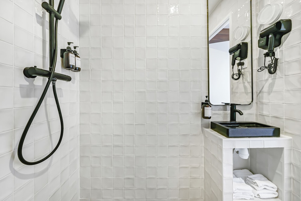JIJI Suites