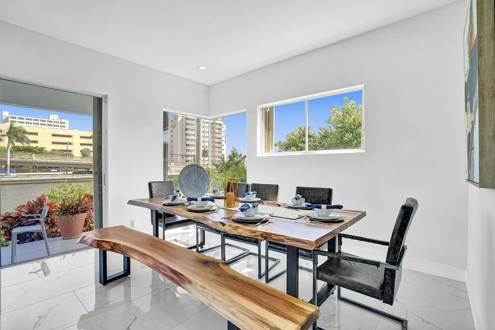 Intercostal beauty with heated pool + Spa!