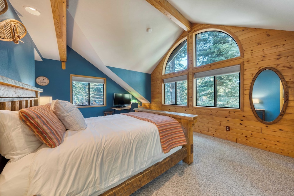 Cozy Escape w/ Hot Tub + Deck & Access to Tahoe Donner & Skiing Alpenglow Chalet by Avantstay