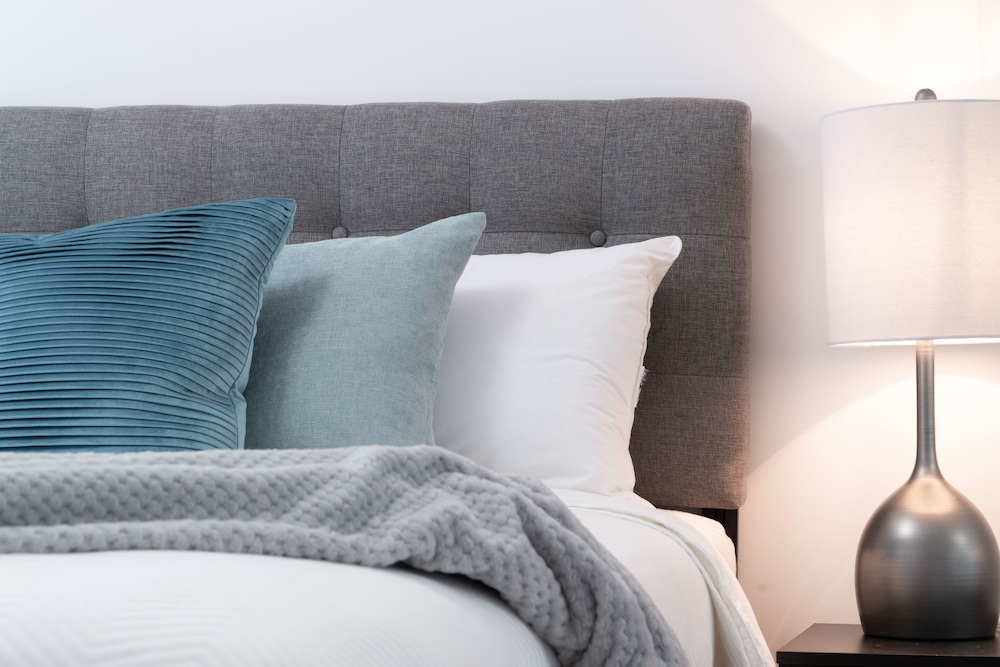 Modern Condo in Financial District - Image 3