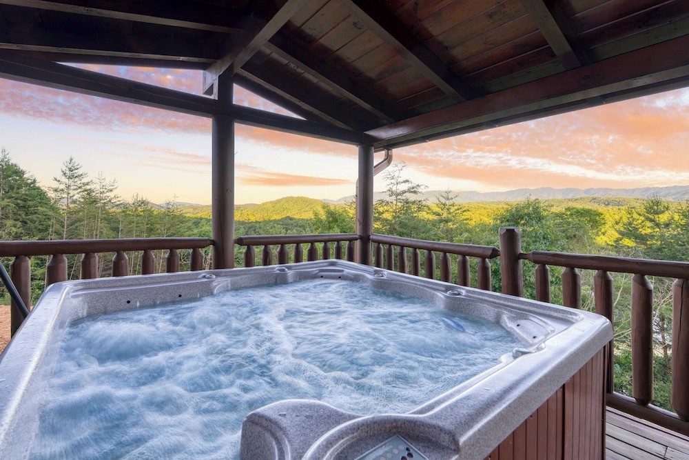 Luxury Cabin w/ Elevator, Theater & Hot Tub Near Dollywood Smoky Vista Lodge