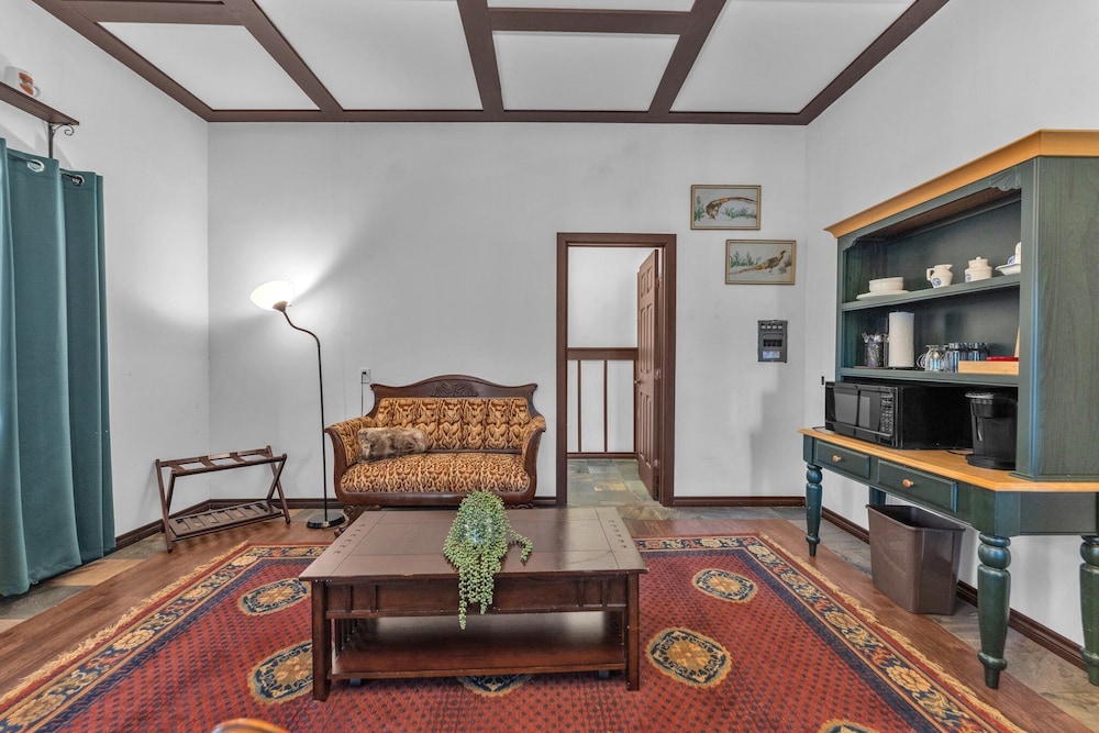 The Vines Retreat, Hot-tubs, Game Room, 10-mins to Downtown!