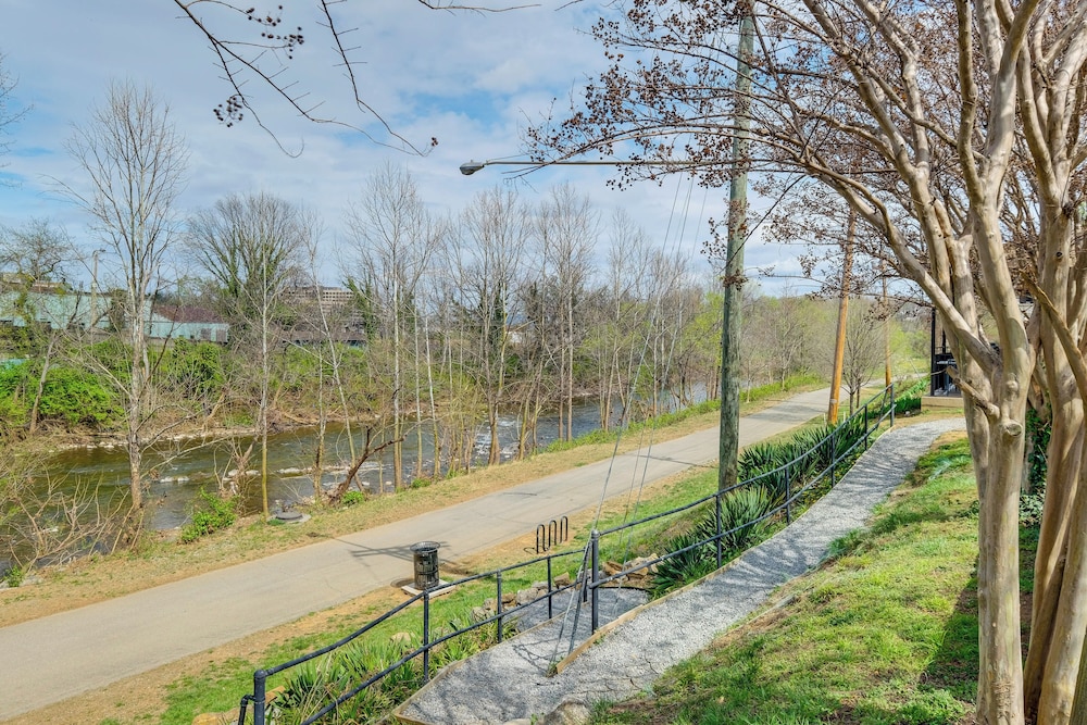 1 Mi to Dtwn Roanoke: Home w/ Yard & Mtn View!