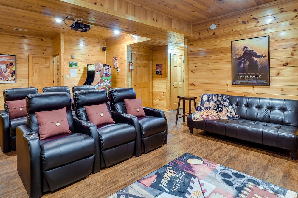 Gatlinburg Getaway: Private Hot Tub & Fireplace! view 2