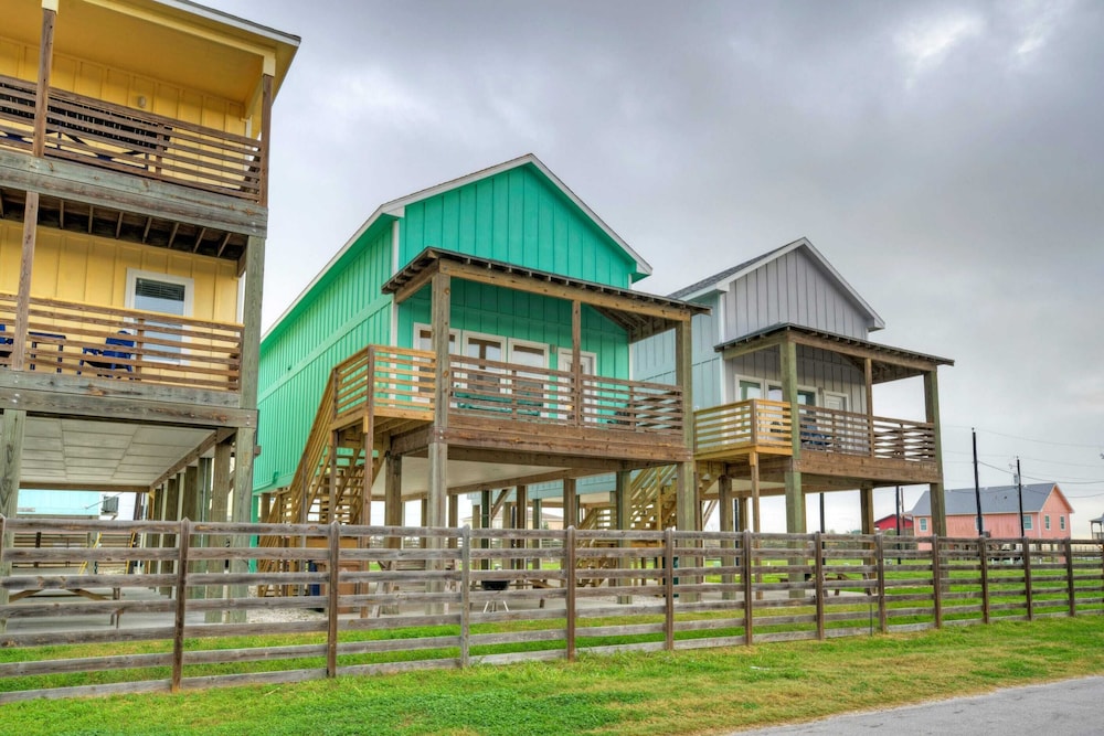 Sleeps 28 2 Homes w/ Boat Dock & Waterfront Pool Laguna Village Haven