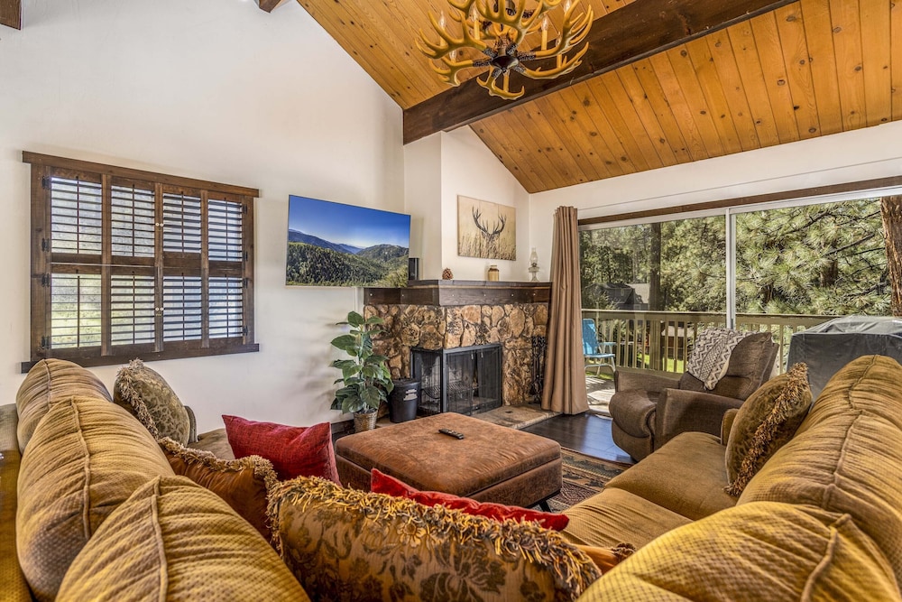 1 Mi to Slopes: Big Bear Ski Haven w/ Hot Tub