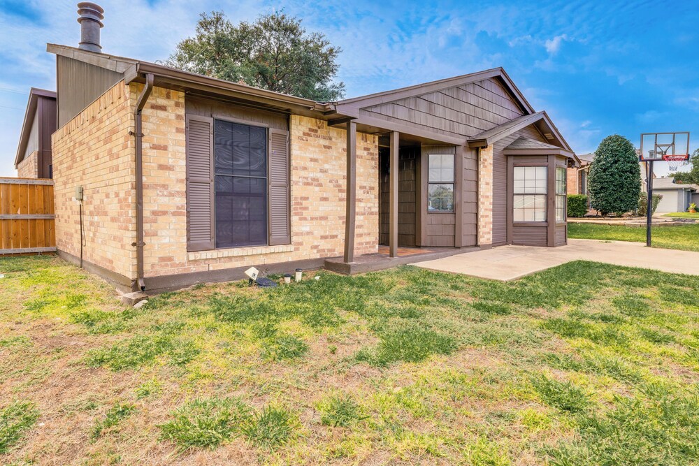 Game Room & Pool: Family Home in The Colony! view 4