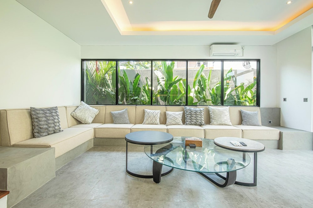 Tropical Elegance 5BR Canggu Villa Near Beach