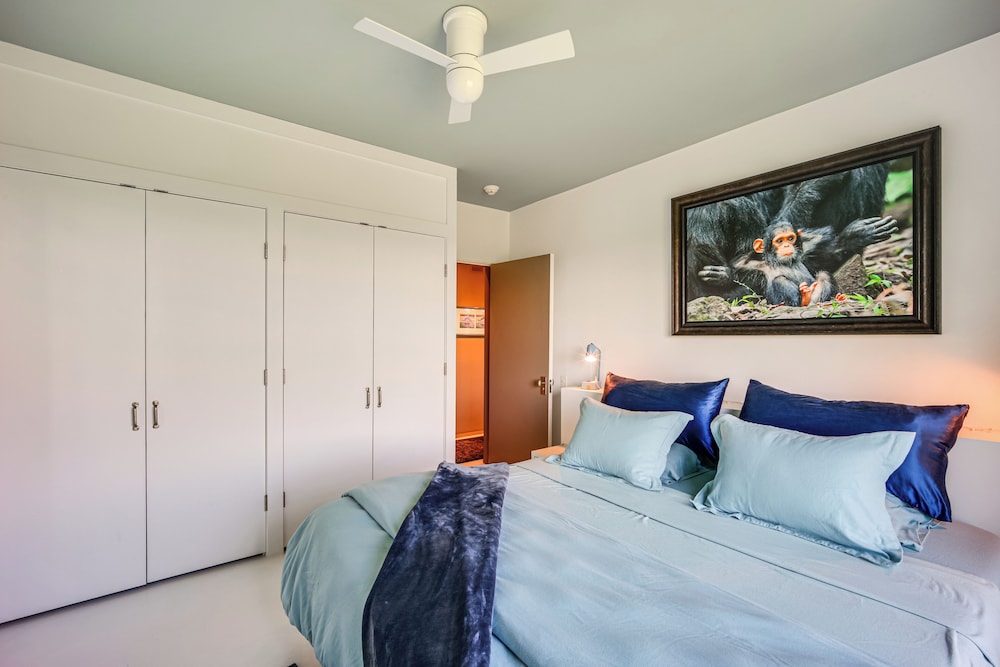 Group-friendly Newbury Stunner: Home Gym, Hot Tub!