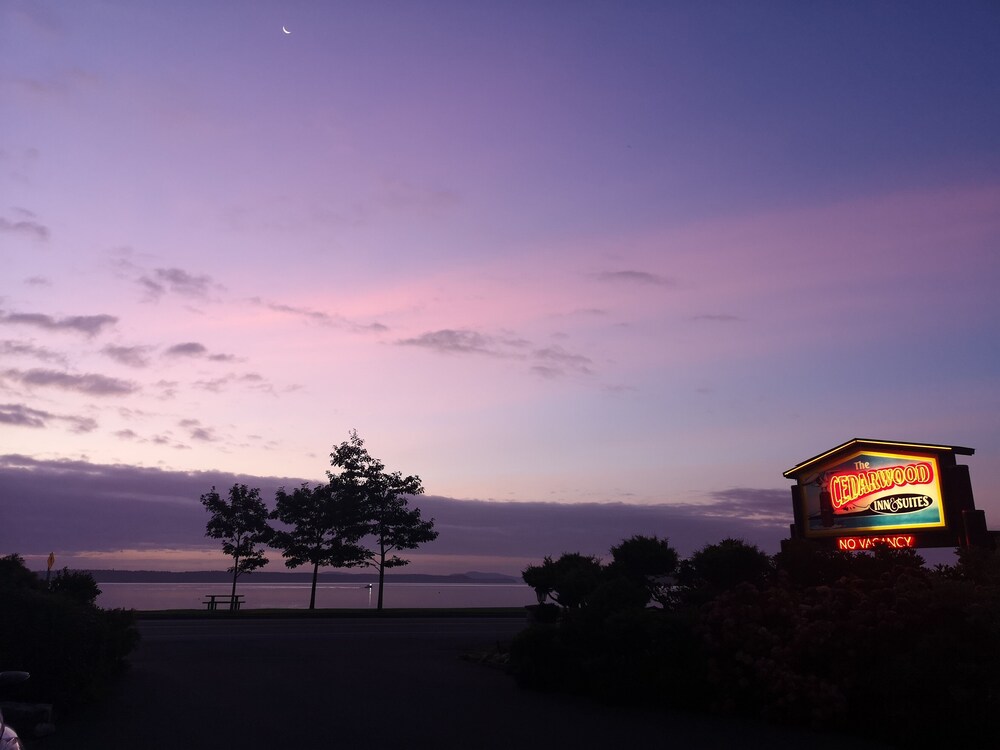 The Cedarwood Inn & Suites