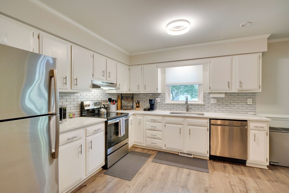 7 Mi to Dtwn Raleigh: Townhome w/ Deck!
