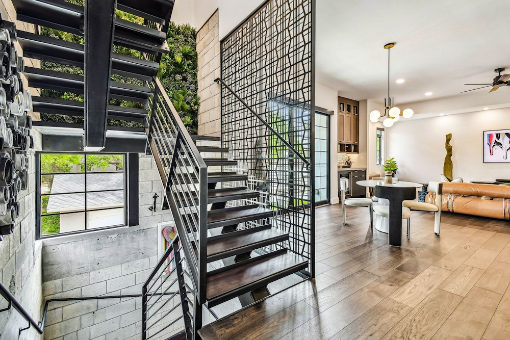 NEW The Strata Barn - Luxury Hyde Park Townhome