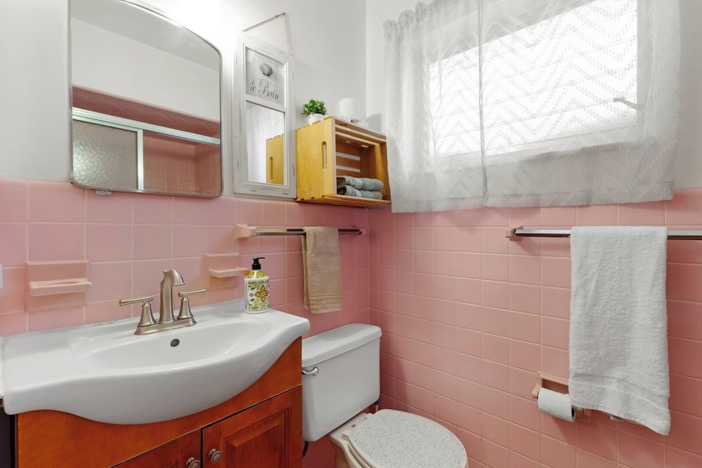 1BR Studio w/ Parking, Pet Friendly & BBQ Area