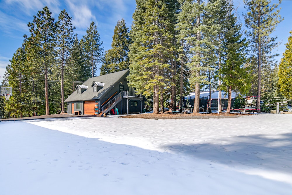 Westwood Cabin: Lake Almanor Across the Street! view 5