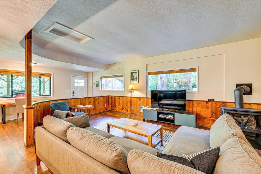 5 Mi to Mt Rainier Natl Park: Cozy Cabin w/ Deck!