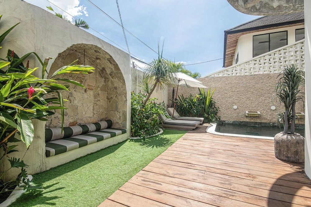 Chic 4-br Villa in Central Seminyak, Beach 5 Mins