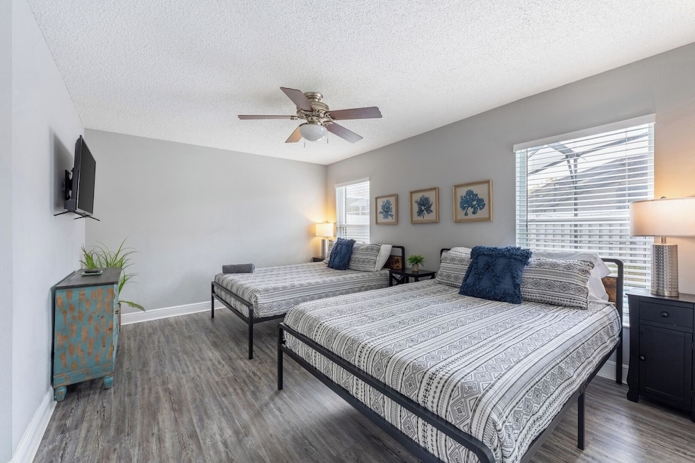 Heated Pool & Bathtub 4BR Near Disney