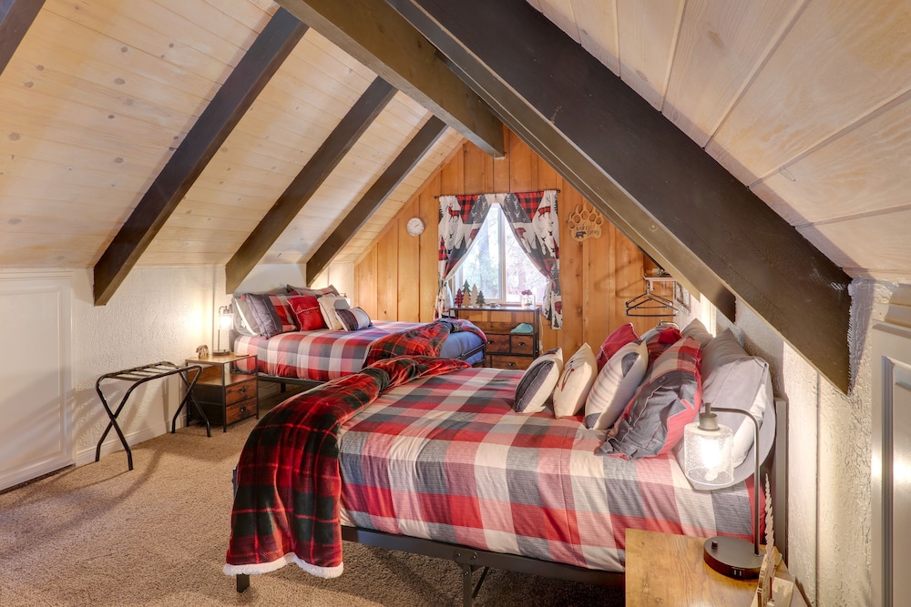 Cabin w/ Deck, Fire Pit & Big Bear Lake Access!