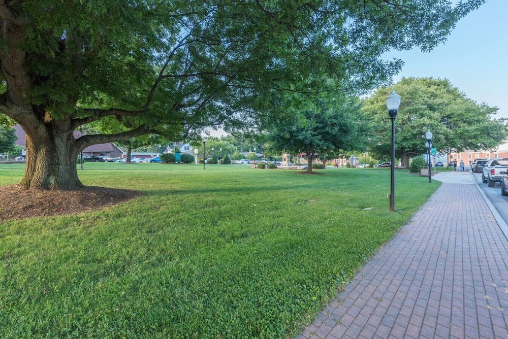 Luxe Riverfront Escape Mtn Views Pickleball Ct