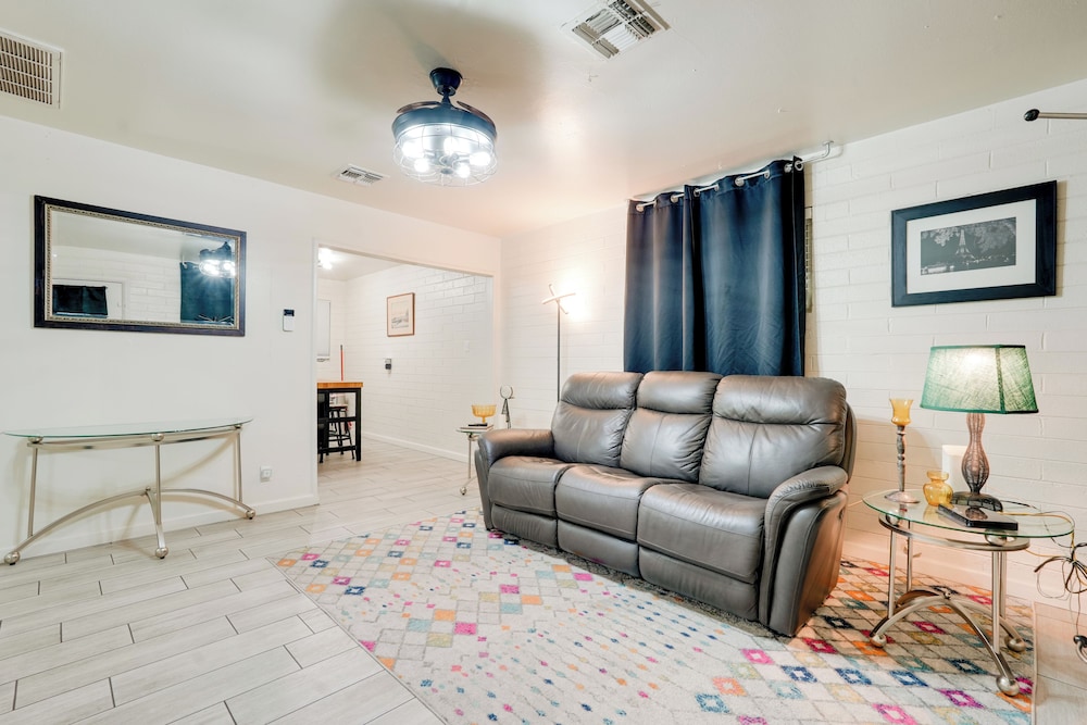 3 Mi to Dtwn Phoenix: Apt w/ Shared Patio