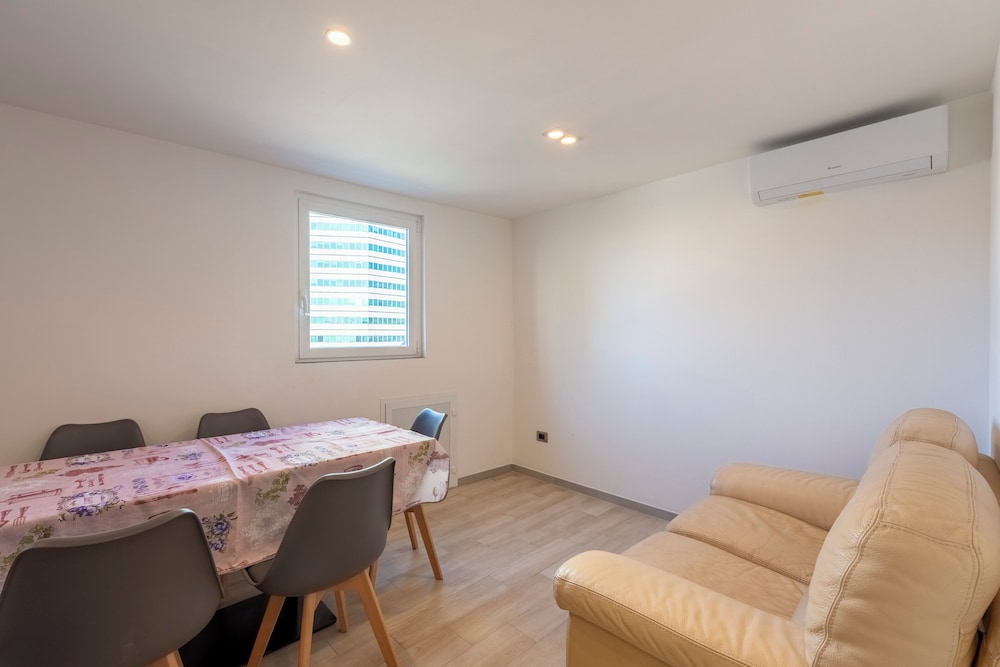 Pleasant 2BR flat next to Genoa Port
