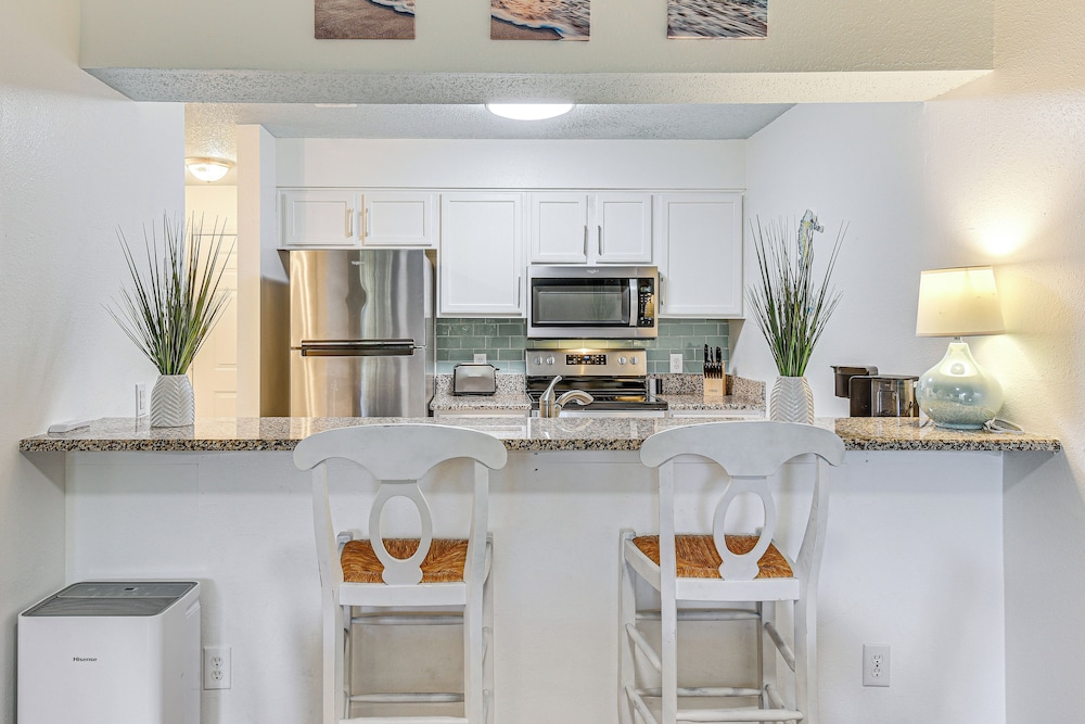 Community Outdoor Pool: Miramar Beach Condo!