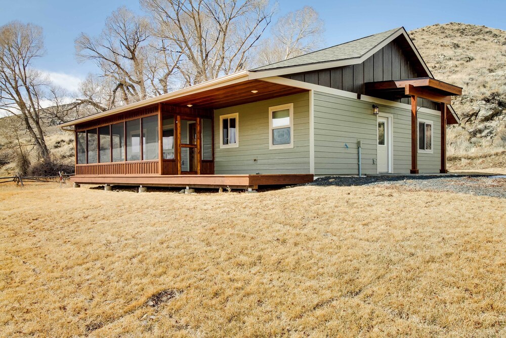 Beautiful Jefferson River Cabin w/ Mountain Views! - Property Image 3