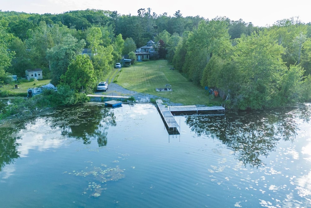 Lakeside 4BR Cottage in Bailieboro w BBQ Grill