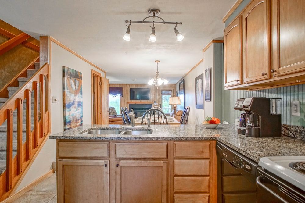 Powderidge #14: 2 Bedrooms, 2.5 Bath: Slope Side, Wood Fireplace