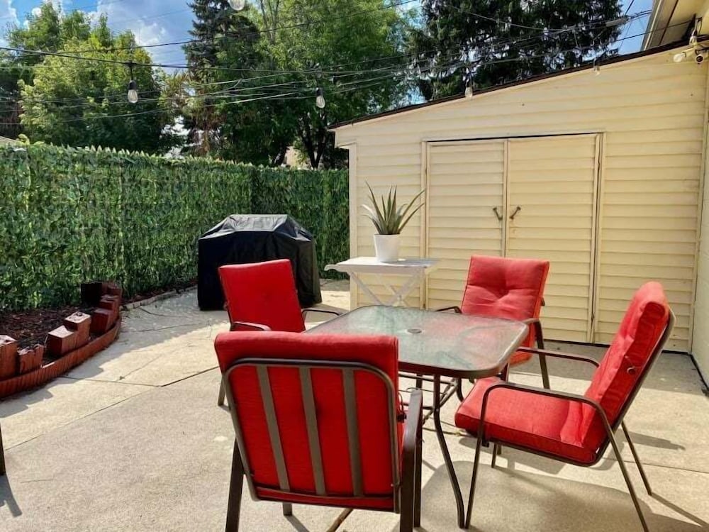 Grosse Pointe/detroit 3br Sleeps 8 Yard 3 Bedroom Home