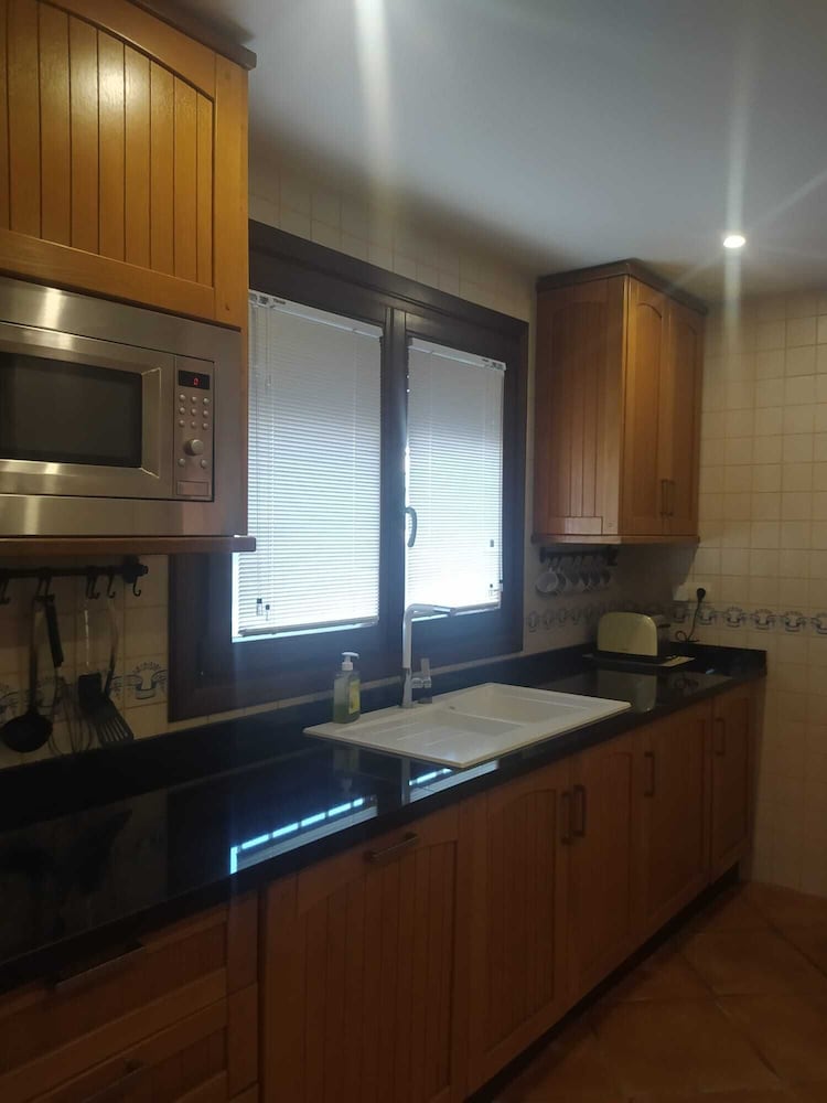 Stylish House, Patio, Pool, Mountains, Stunning White Village, sea 20 Mins Away