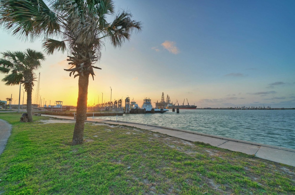 Family-friendly Beach Home Bbq, Patio & Fire Pit & Mins to Beach Bottom's Up by Avantstay
