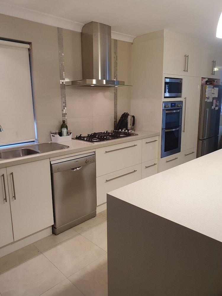 Beautiful 3 BR Home With BBQ and Parking!